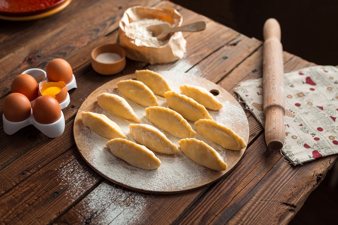 Tradycje kuchni polskiej – pierogi, skąd znalazły się na naszych stołach?